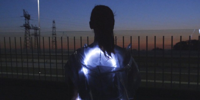 Phototrope-illuminated-running-shirt-by-Pauline-van-Dongen_dezeen_468_2